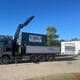 Kranbil leverer container