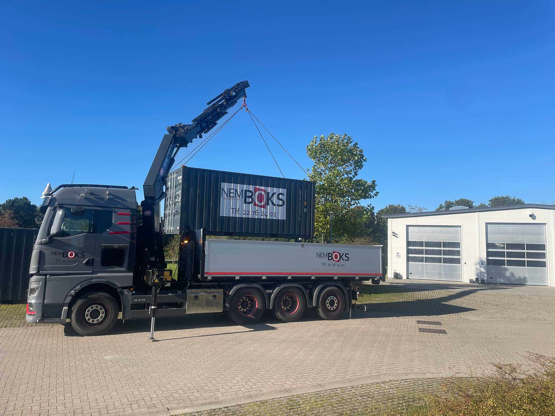 Kranbil leverer container